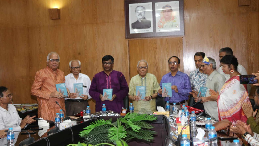 'রাজশাহী বিশ্ববিদ্যালয়ের সাত দশক' বইয়ের মোড়ক উন্মোচন 