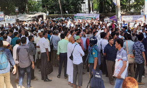 জাতীয়করণের দাবিতে প্রেস ক্লাবের সামনে শিক্ষকদের অবস্থান