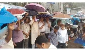 বৃষ্টি উপেক্ষা করে অন্দোলন অব্যাহত