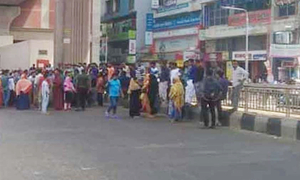 সড়কে অবরোধ করে পোশাক শ্রমিকদের বিক্ষোভ