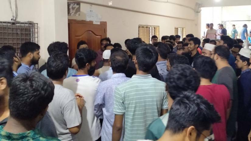 পরীক্ষার দাবিতে আন্দোলন রুয়েট শিক্ষার্থীদের