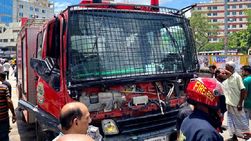 আগুন নেভাতে যাওয়ার পথে দুর্ঘটনা, ফায়ার সার্ভিসের চালকসহ নিহত ২