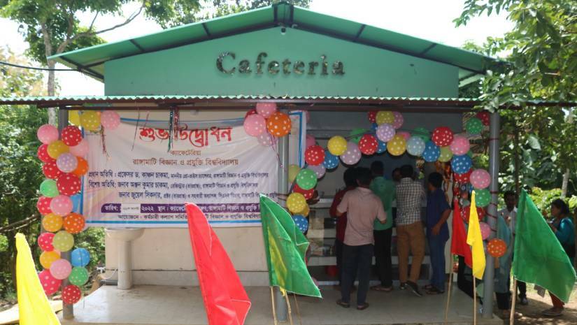 রাবিপ্রবির একমাত্র ক্যাফেটেরিয়ায় খাবারের দাম-মান নিয়ে অসন্তুষ্ট শিক্ষার্থীরা