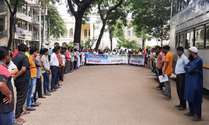 চাকরি স্থায়ীকরণের দাবিতে জবিতে কর্মচারীদের মানববন্ধন 