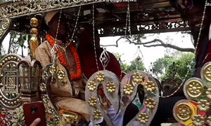 শেষ কর্মদিবসে ঘোড়ার গাড়িতে বিদায় নিলেন প্রধান শিক্ষক