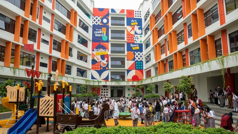 ম্যাকগোনাগল মিকি ব্যাটম্যান সেজে শিক্ষার্থীদের বরণ করলেন গ্লেনরিচের শিক্ষকরা