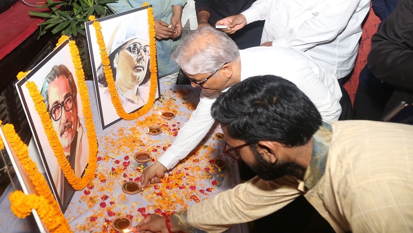 রবীন্দ্র-নজরুল-বঙ্গবন্ধু স্মরণে ঢাবিতে আলোকশিখা