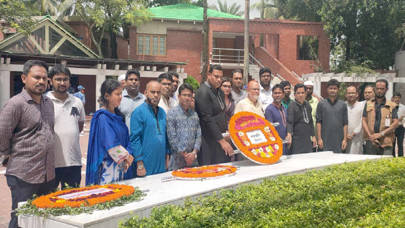 বঙ্গবন্ধুর সমাধিতে পবিপ্রবি ট্রেজারারের শ্রদ্ধা নিবেদন