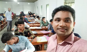 নিয়ম ভেঙে এইচএসসি পরীক্ষার কেন্দ্রে সেলফি ফার্মাসিস্টের