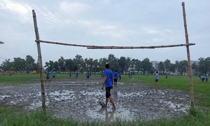 কাদা-পানিতে একাকার খুবির কেন্দ্রীয় মাঠ