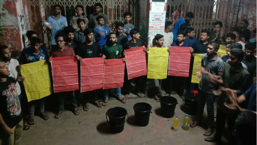 প্রভোস্টের পদত্যাগ দাবিতে চবির হলে তালা ছাত্রলীগের