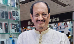 ছাত্রীকে বিয়ে করে গভর্নিং বডি থেকে পদত্যাগ করলেন মুশতাক