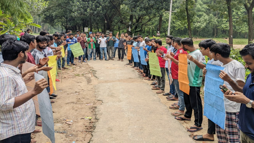চট্টগ্রাম বিশ্ববিদ্যালয়ের হলে তালা দিয়ে বিক্ষোভ ছাত্রলীগের
