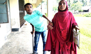 ক্রাচ আর মায়ের হাতে ভর করে পরীক্ষা কেন্দ্রে অদম্য সিয়াম
