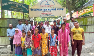 শিক্ষকরা মেয়েকে পড়াতে না চাওয়ায় নিজেই স্কুল খোলেন মা