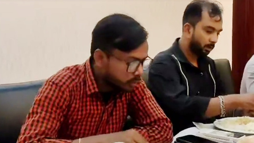 এবার ডিবি কার্যালয়ে হিরো আলমের মধ্যাহ্নভোজ