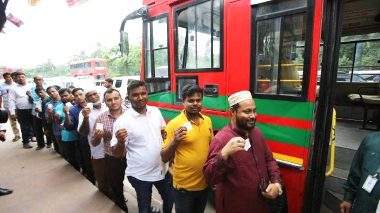 এলিভেটেড এক্সপ্রেসওয়েতে উঠতে পেরে উচ্ছ্বসিত বাস যাত্রীরা