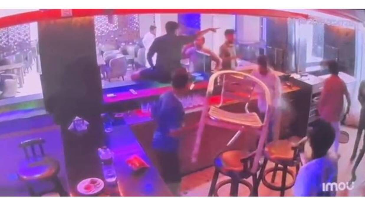 রাজধানীতে বার ভাংচুর করে টাকা ও শতাধিক মদের বোতল লুট ছাত্রলীগের