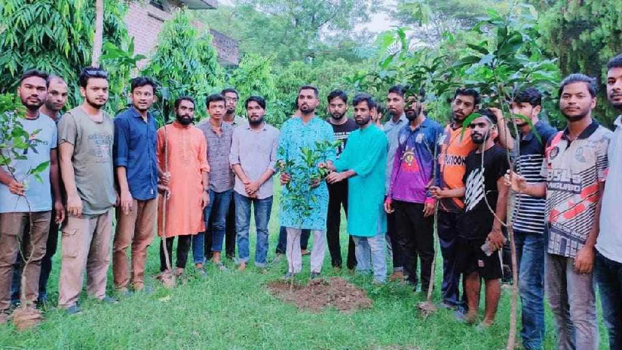 প্রধানমন্ত্রীর জন্মদিন উপলক্ষে ৭৭টি বৃক্ষ রোপণ করেছে হাবিপ্রবি ছাত্রলীগ