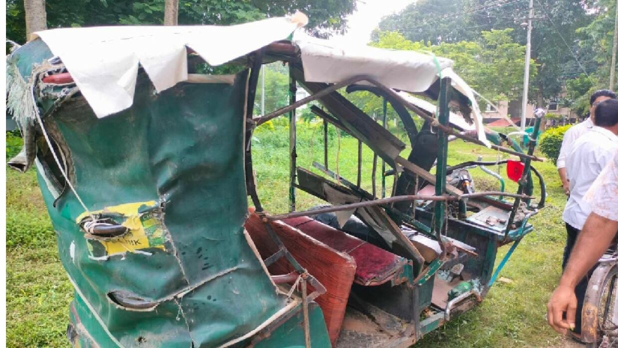 রাবি ক্যাম্পাসে অটো ও রিকশার মুখোমুখি ধাক্কায় শিক্ষার্থীসহ আহত ৮ 