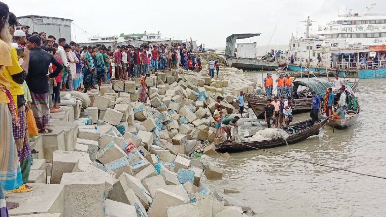 ভোলার ইলিশা ঘাটে সিসি ব্লক বাঁধ ধসে নিহত ১, আহত ৫