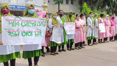 ভাতার দাবিতে রাস্তায় ইন্টার্ন নার্স ও মিডওয়াইফরা