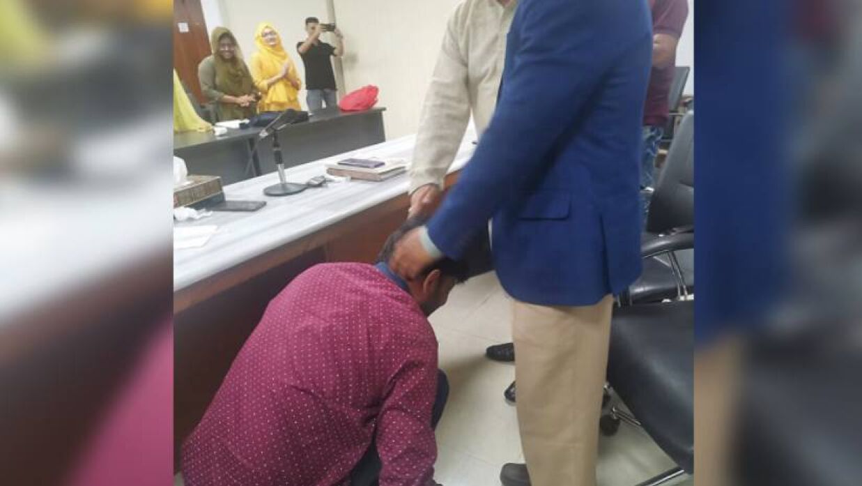  শিক্ষাগুরুর পা ধুয়ে দিলেন ঢাবি শিক্ষক