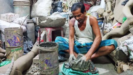 দুর্গাপূজায় প্রতিমা তৈরিতে ব্যস্ত কারিগররা