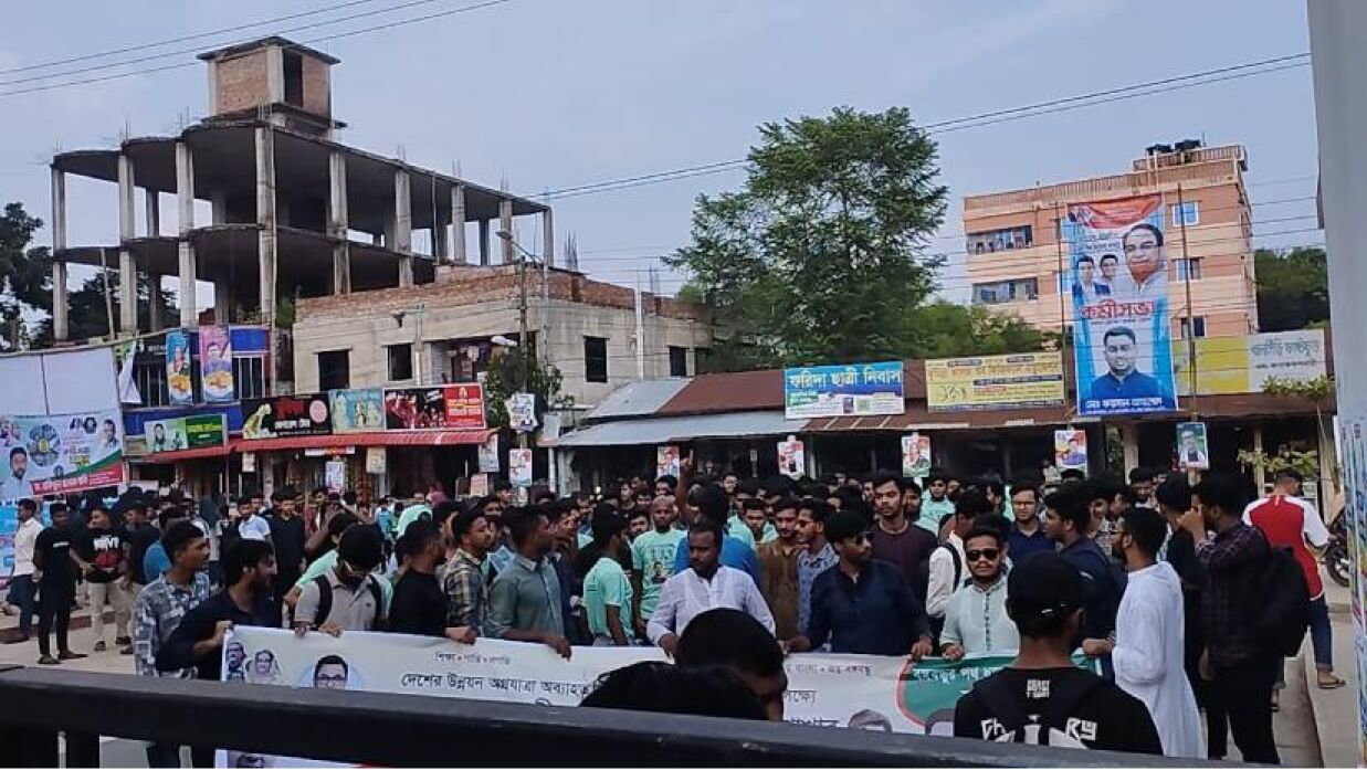 কুবি ছাত্রলীগের কর্মীসভায় বহিরাগতদের ছড়াছড়ি, প্রশাসনের বাঁধা