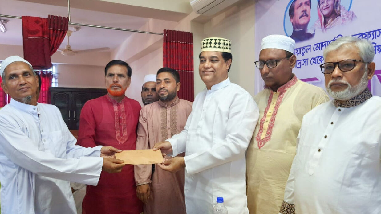চরফ্যাশনে অবসরপ্রাপ্ত মাদ্রাসা শিক্ষকদের মাঝে চেক বিতরণ