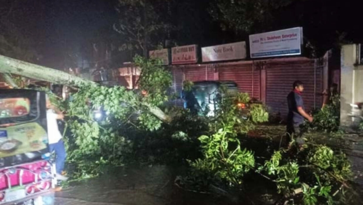 ঘূর্ণিঝড় হামুনের তাণ্ডবে ৩ জনের মৃত্যু