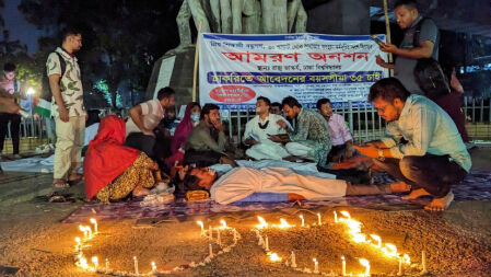 কাফনের কাপড় পরে আমরণ  অনশনে ৩৫ প্রত্যাশীরা