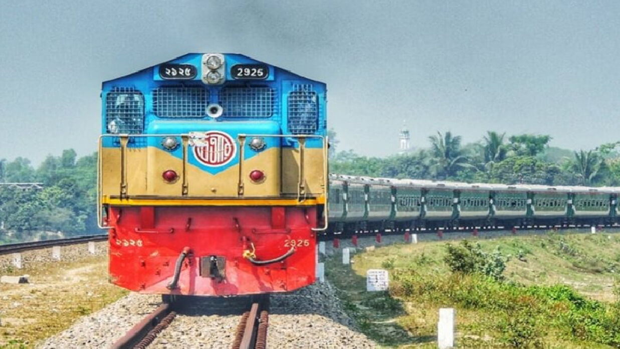 প্রেমিকার সঙ্গে ঝগড়া, ফোন রেখে ট্রেনের নিচে ঝাঁপ যুবকের