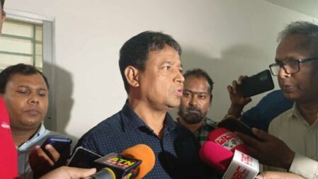 ডিবির ড্রেস পরে বাসে আগুন ধরিয়ে দেওয়া ব্যক্তিকে আমরা খুঁজছি
