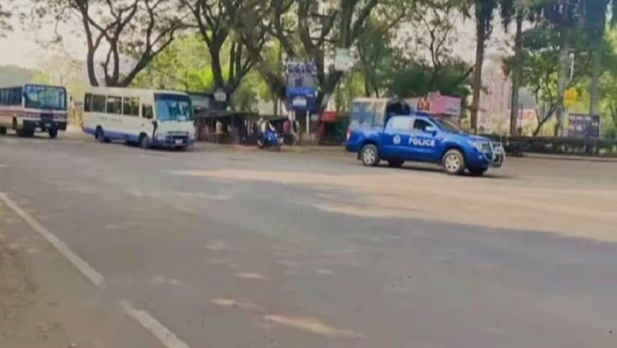 পুলিশ-র‌্যাবের নিরাপত্তায় ক্যাম্পাসে ইবি শিক্ষক-শিক্ষার্থীদের বাস