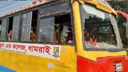 ধামরাইয়ে স্কুলবাস ভাঙচুরের সময় একজন আটক