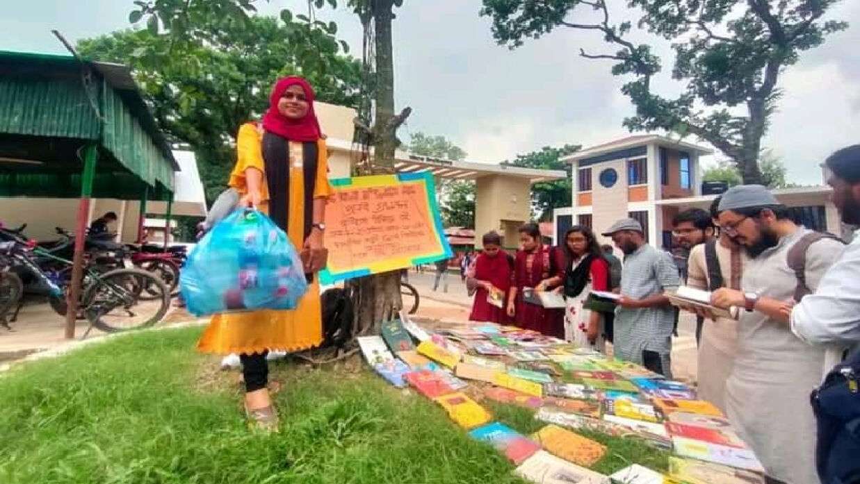 প্ল্যাস্টিকের বিনিময়ে বই: চবিতে ব্যতিক্রমধর্মী সংগঠনের যাত্রা