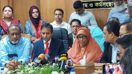 পোশাক শ্রমিকদের ন্যূনতম মজুরি সাড়ে ১২ হাজার টাকা চূড়ান্ত