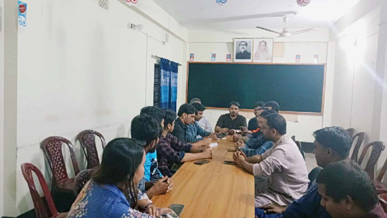 দুই সাংবাদিকের ওপর ছাত্রলীগের হামলা, কলেজ ঘেরাও সোমবার