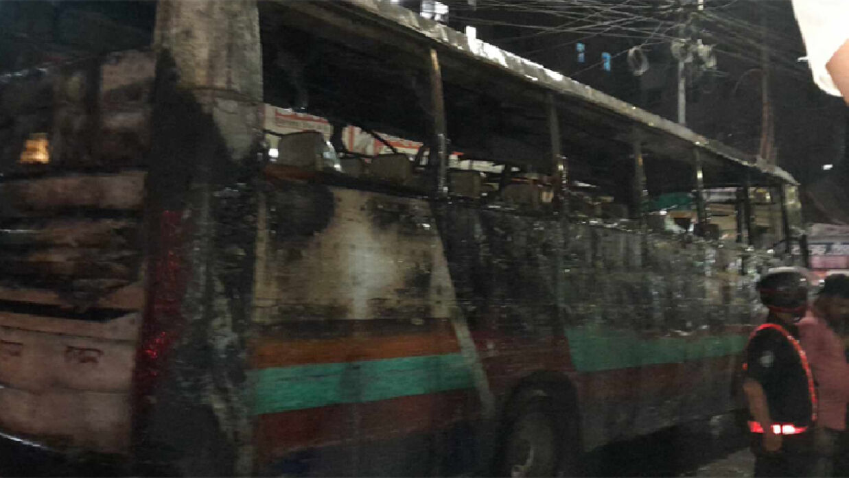 যাত্রাবাড়ীতে অনাবিল বাসে আগুন