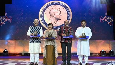 ম্যাগসেসে পুরস্কার নিলেন জাগো ফাউন্ডেশনের প্রতিষ্ঠাতা করভি রাকসান্দ 