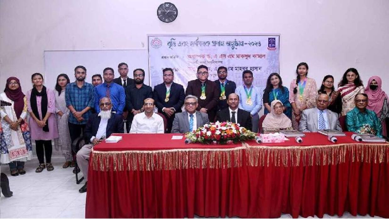 স্বর্ণপদক পেলেন ঢাকা বিশ্ববিদ্যালয়ের ১০ শিক্ষার্থী