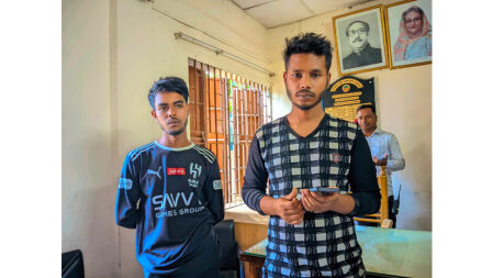 অপহরণ করতে এসে আটক দুই যুবক, পরে মুচলেকা দিয়ে মুক্তি