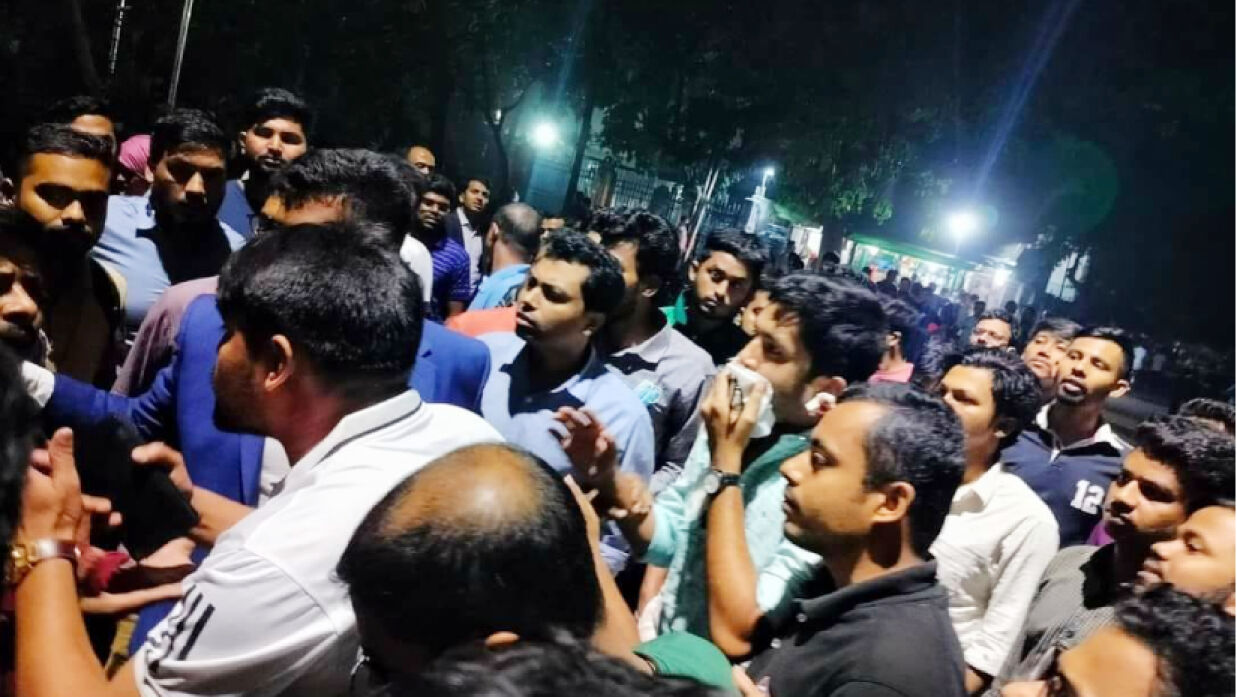 ঢাবি গ্রন্থাগারের বাথরুমের লাইনে দাঁড়ানো নিয়ে মারামারি