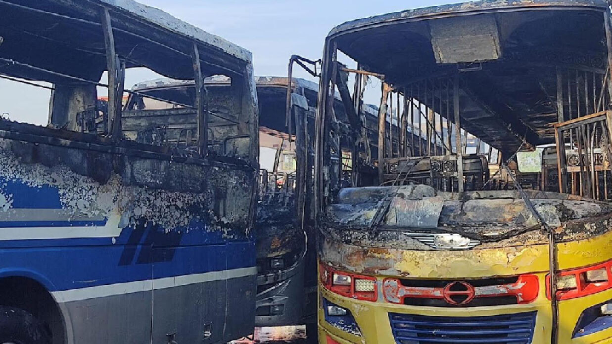 নাটোরে দাঁড়িয়ে থাকা ৩ বাসে অগ্নিসংযোগ