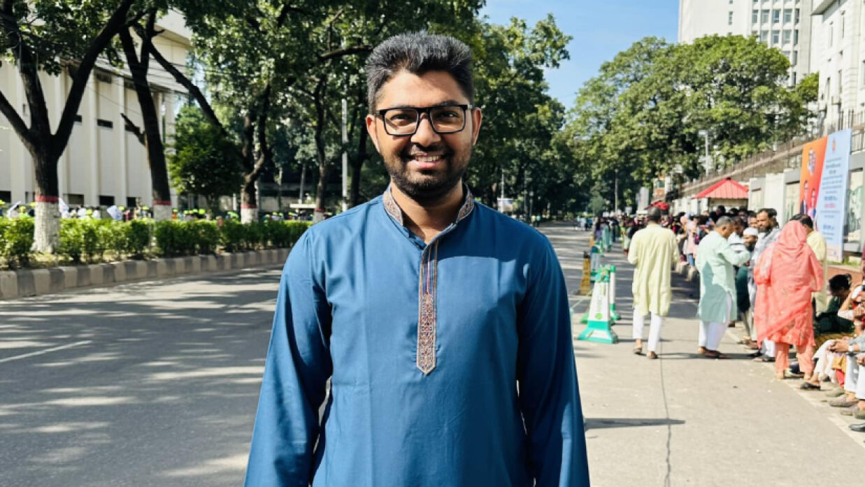ছাত্রলীগ পরিচয়ে ঢাবির রেজিস্ট্রার বিল্ডিংয়ে কর্মচারীকে কলার ধরে মারধর