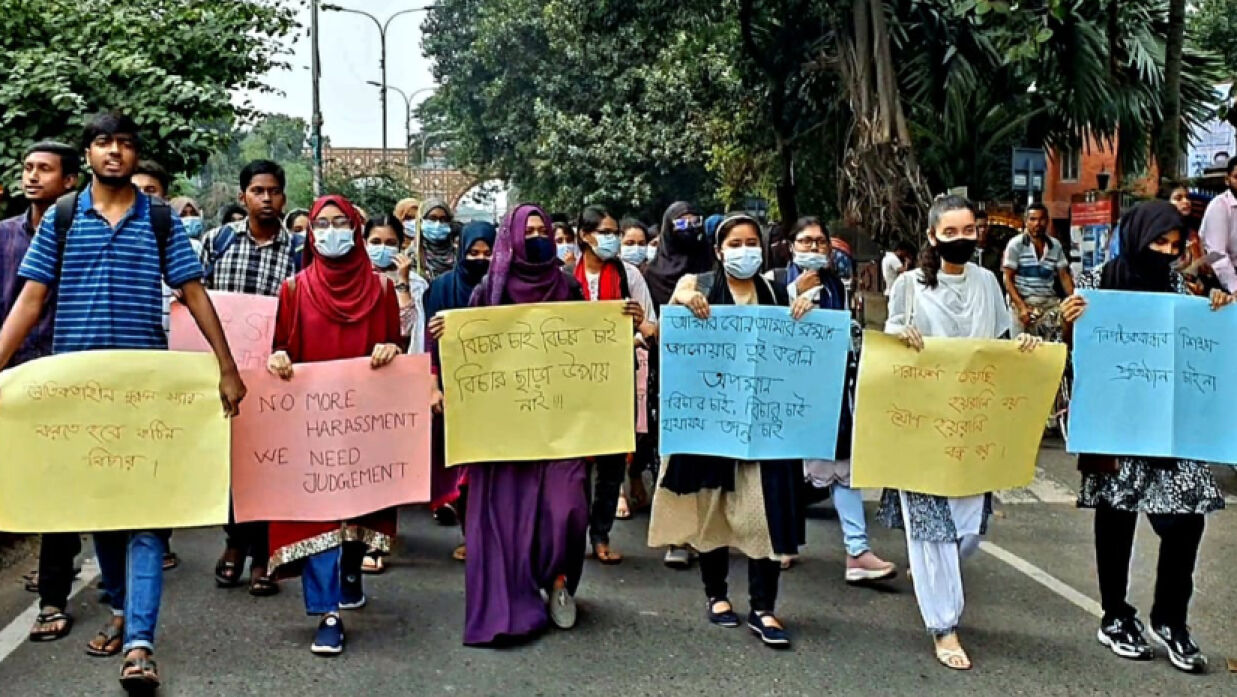 ঢাবি ছাত্রীকে যৌন হয়রানি, অধ্যাপকের কক্ষে তালা দিলেন শিক্ষার্থীরা