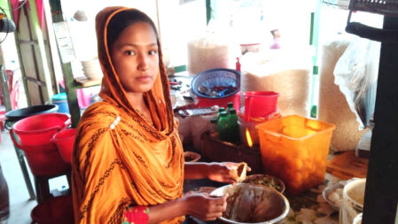 পড়ালেখার পাশাপাশি বাবার দোকানও সামলান নবম শ্রেণির তানজিলা