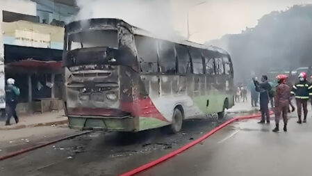 অবরোধের সকালে গুলিস্তানে বাসে আগুন