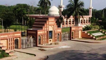 আটক মদ্যপ ২ নারীকে ‘বন্ধু পরিচয়ে’ ছাড়িয়ে নেন জাবি শিক্ষক